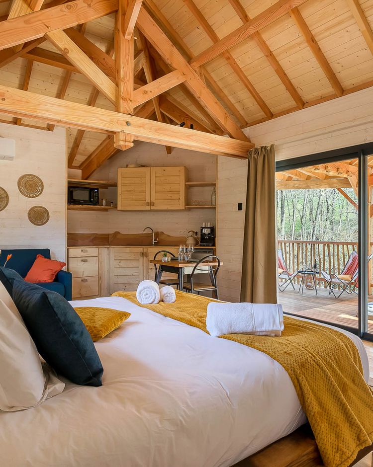 Window bed and living room verbena hut Window bed and living room verbena hut