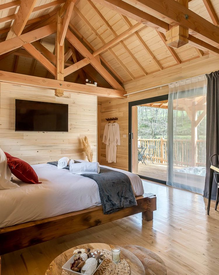bed and bay window laurel hut