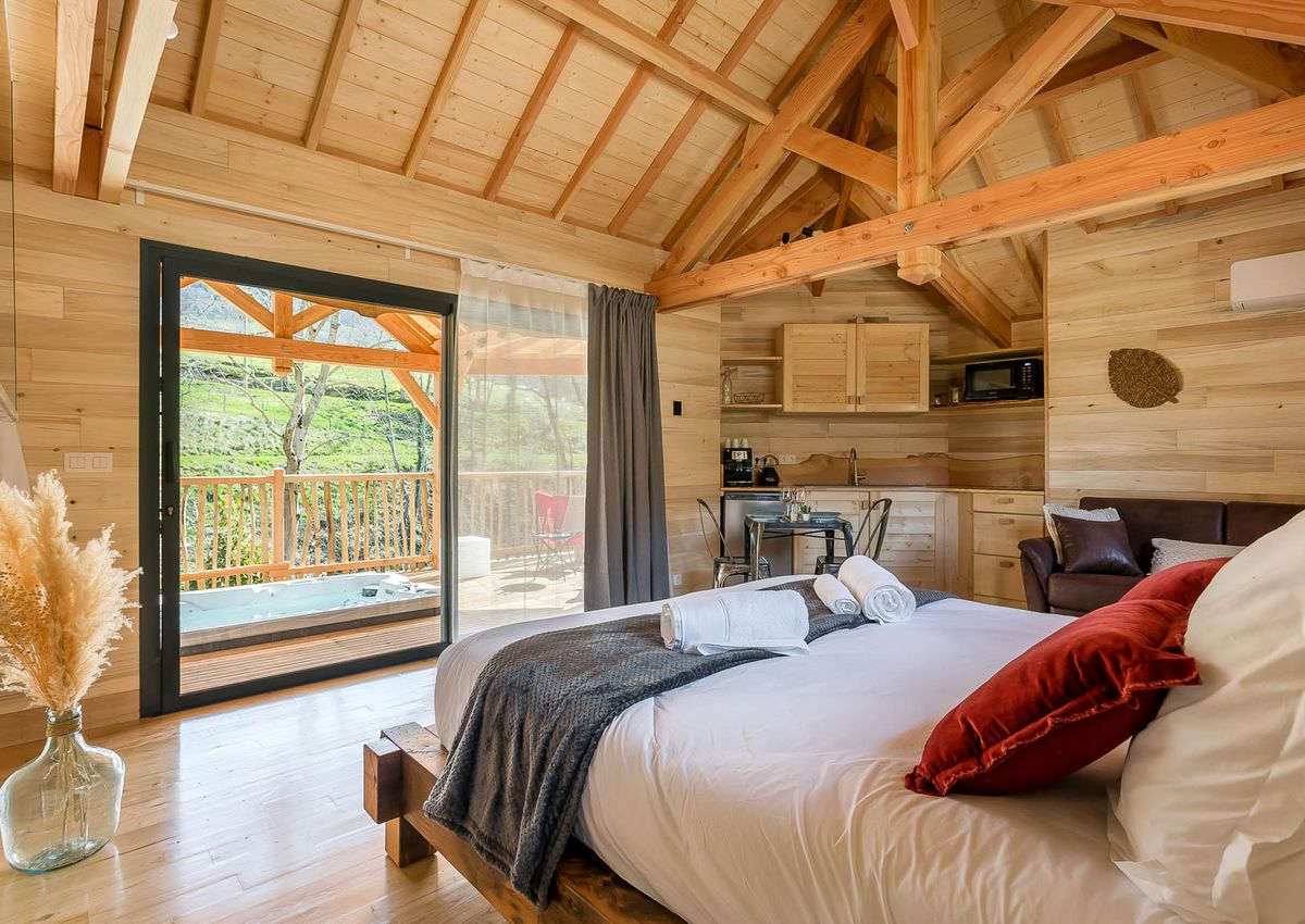 bay window bed and kitchen laurel hut