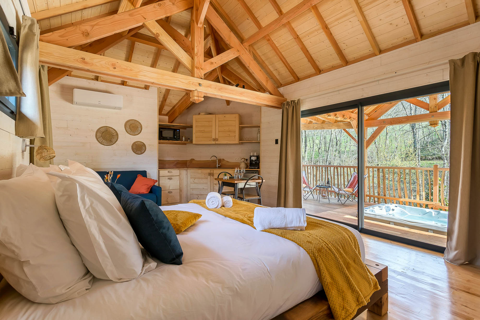 Window bed and living room verbena hut